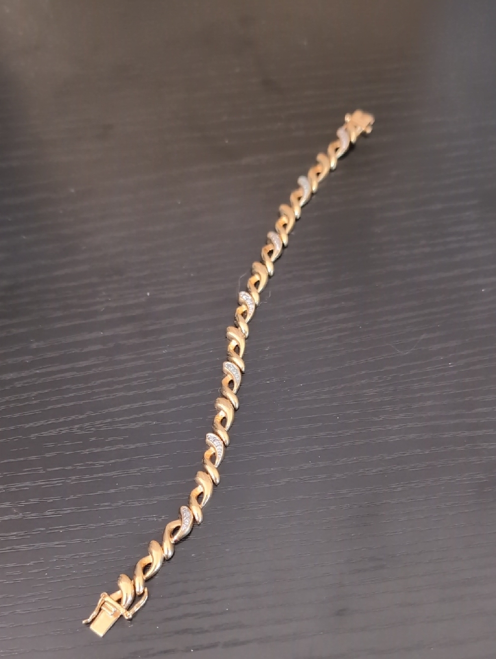 Elegant Gold-Tone Women's Bracelet with Twisted Link Design - Picture 1 of 7